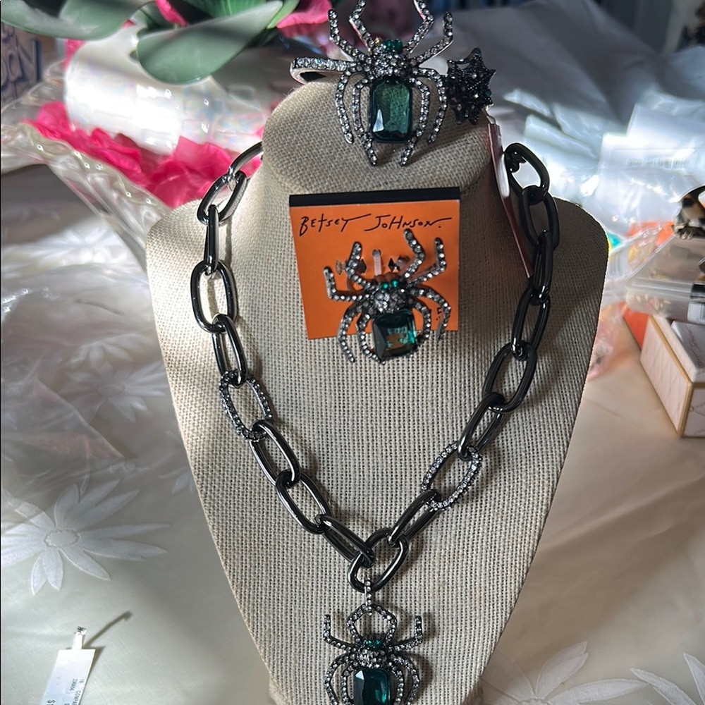Betsey Johnson Black and Green Spider Necklace Set